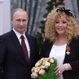 Кокетливая Алла Пугачева получила орден от Владимира Путина