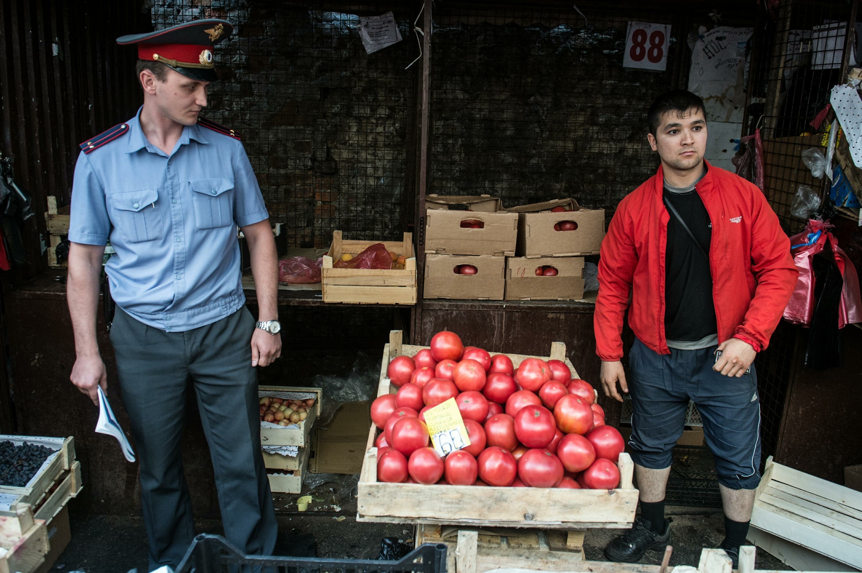 Рейды по таджикам. Таджик продает помидоры. Таджик торгует помидорами. Таджик торгует помидорами на машине. Фото таджик торгующего помидорами.