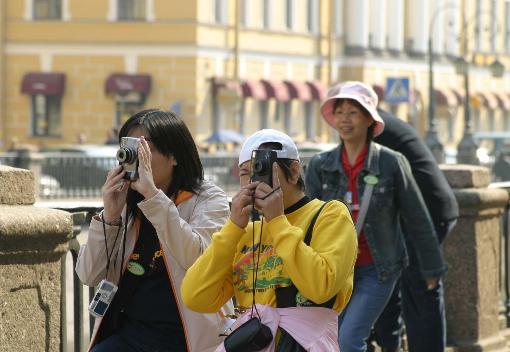 Группа зарубежных туристов своими глазами хочет. Иностранные туристы. Китайские туристы. Китайские туристы в Петербурге. Японские туристы.