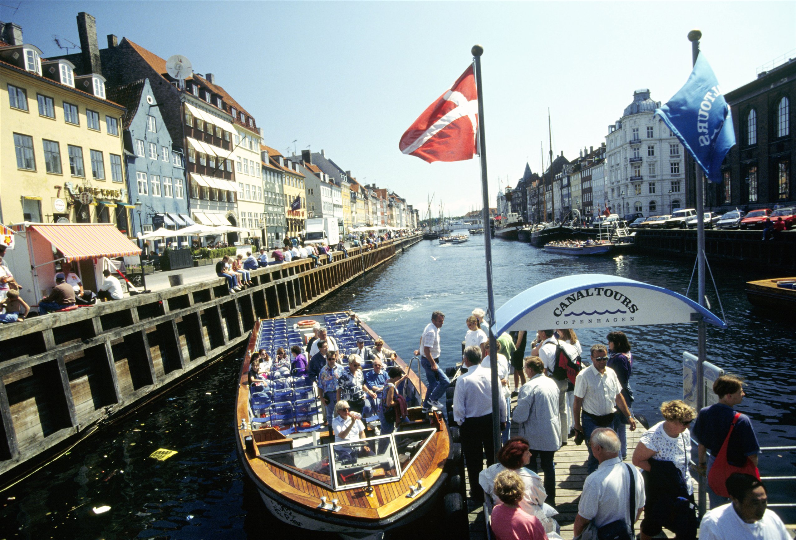 Сколько времени в дании. Экскурсионный туризм в Дании. Туристы в Дании.