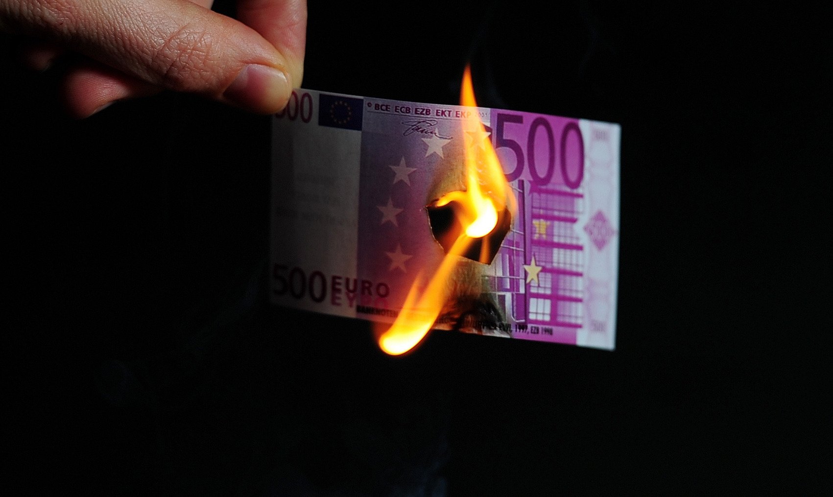 Горящие евро. Деньги горят. Горящие евро в газу. Евро горит. Евро горит.