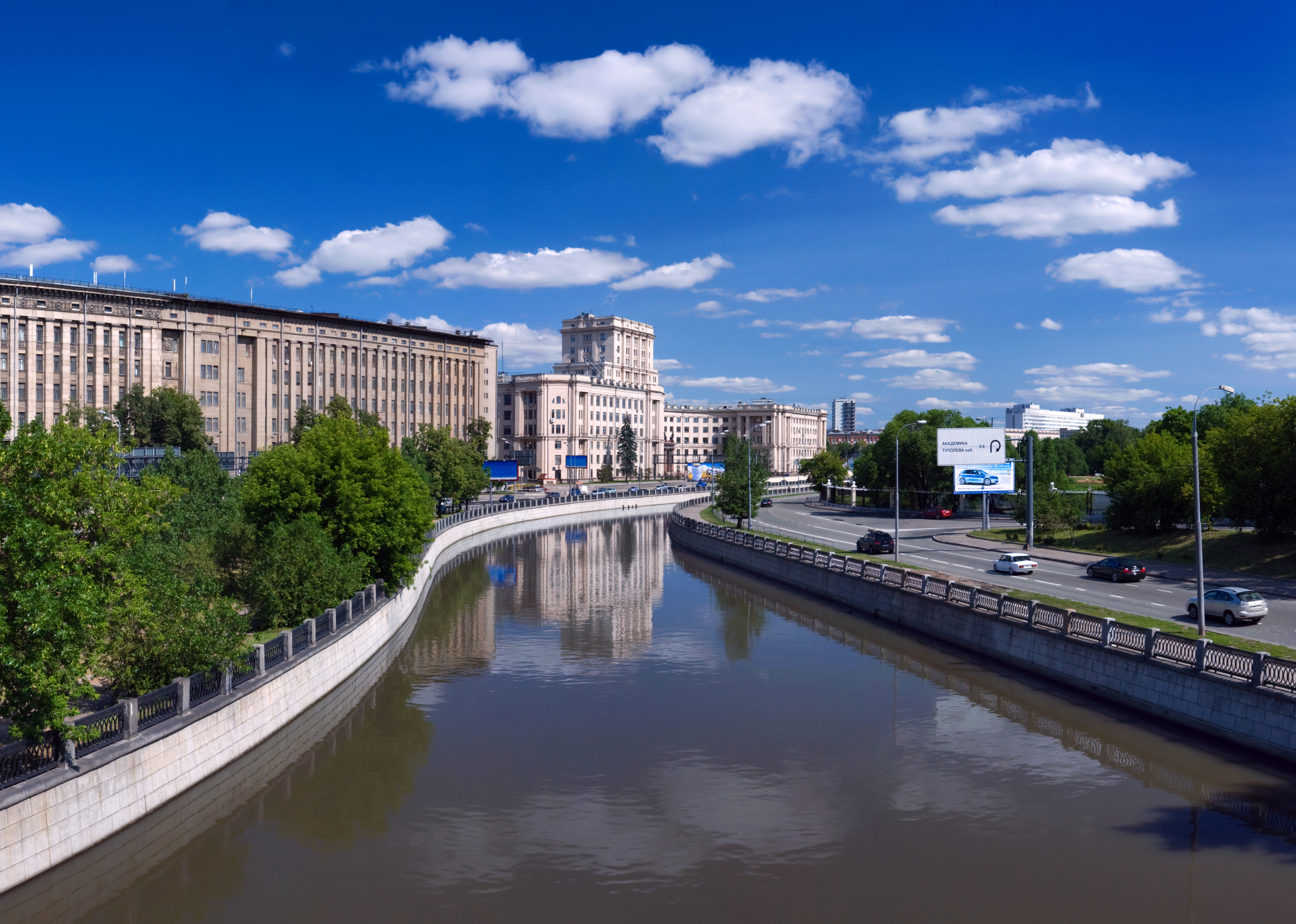 Река в москве 4. Река Яуза в Москве. Река Яуза в Лефортово. МГТУ им Баумана Лефортовская набережная. Набережная Яузы Лефортово.