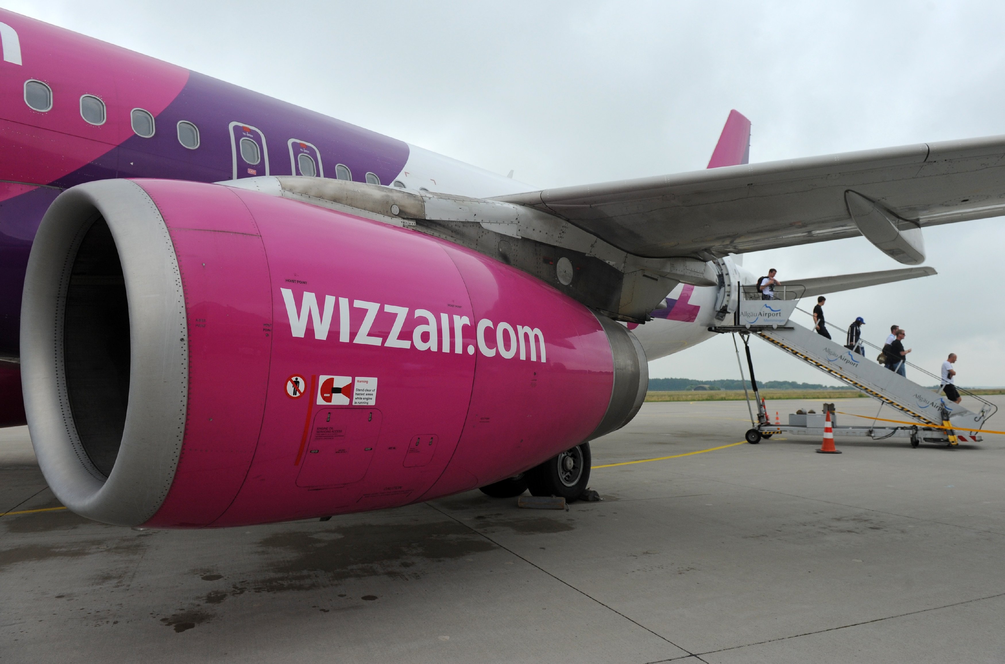 Wiz air. Wizz Air авиакомпания. Лоукостер Wizz Air. Самолет визаир. Wizz Air салон.