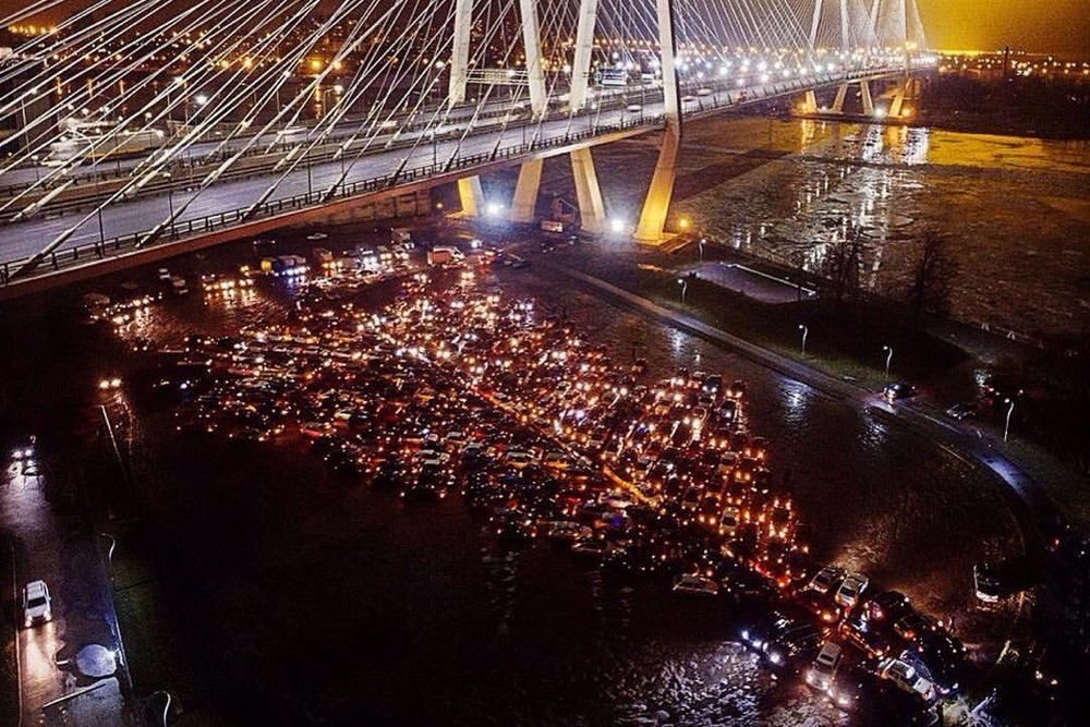 Автоелка. Под вантовым мостом СПБ. АВТОЕЛКА Санкт Петербург. Елка из автомобилей Питер. Елка под вантовым мостом СПБ.