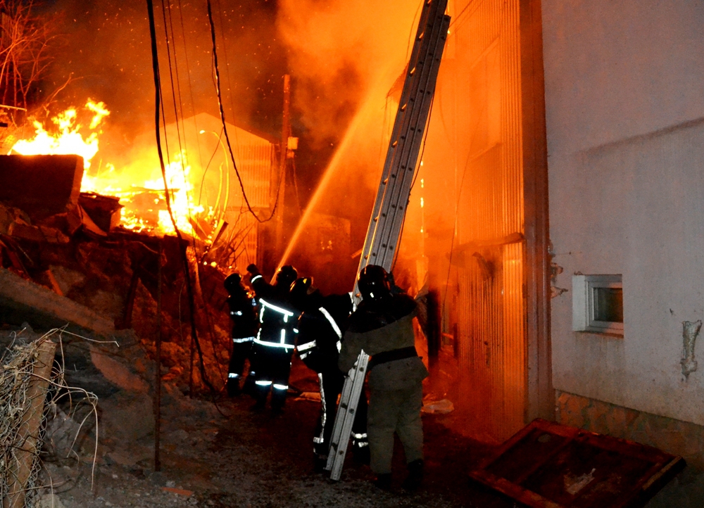 ижевск пожар 15. сгоревшая 15. тушение пожара мчс. пожар был в воронеже 15. сгоревшее дерево.