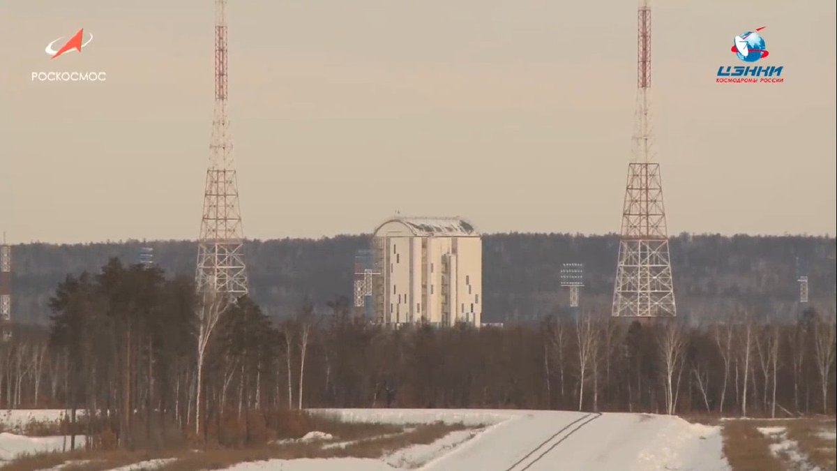 Мобильная башня обслуживания на космодроме. Russian start Rocket.