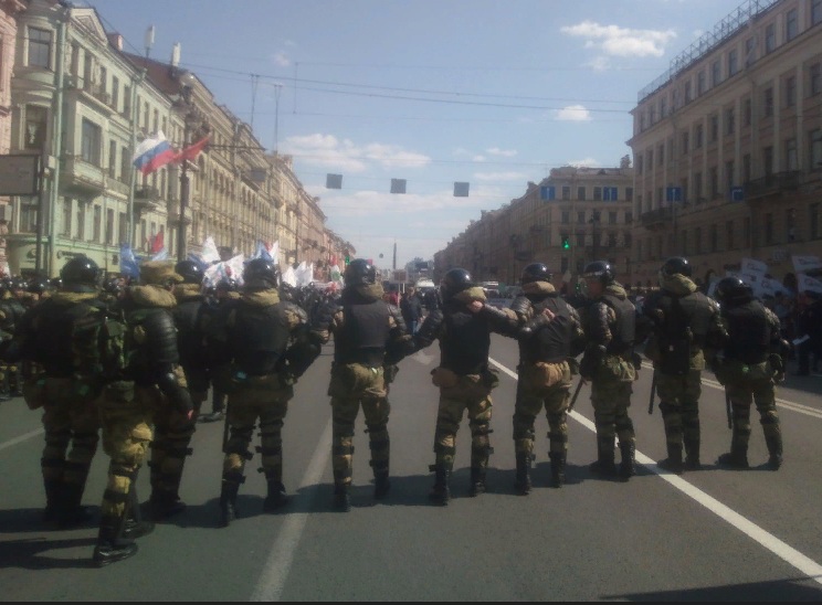 Многотысячная колонна демонстрантов на улице сканворд