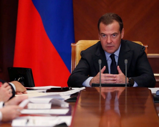 Включи поручить. Медведев о санкциях эмоционально. Медведев сам ведет.