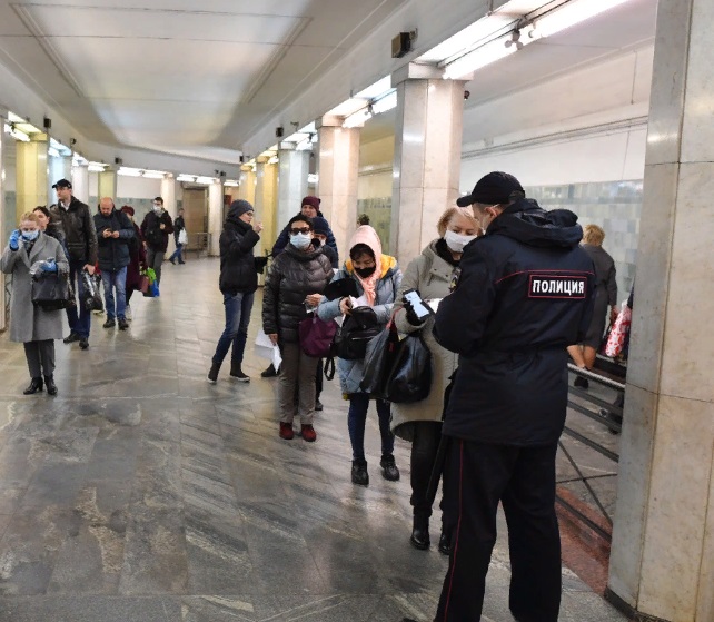 Очередь при ликвидации. Очередь в метро. Очереди в метро в Москве. Толпа в Московском метро. Очереди в Московском метро.