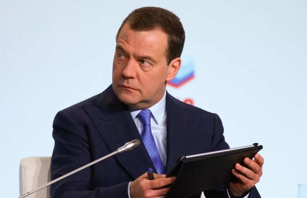 Медведев предложил ввести минимальный гарантированный доход в России Медведев предложил ввести минимальный гарантированный доход в России
