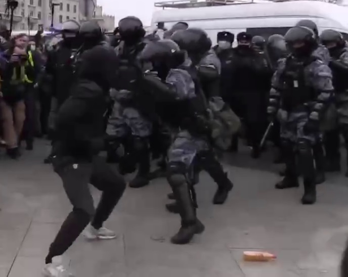 Драка москве чеченцы. Саид Джумаев драка с ОМОНОМ. Саид Джумаев против ОМОНА. Драка с чеченцем в Пятерочке Солнцево.