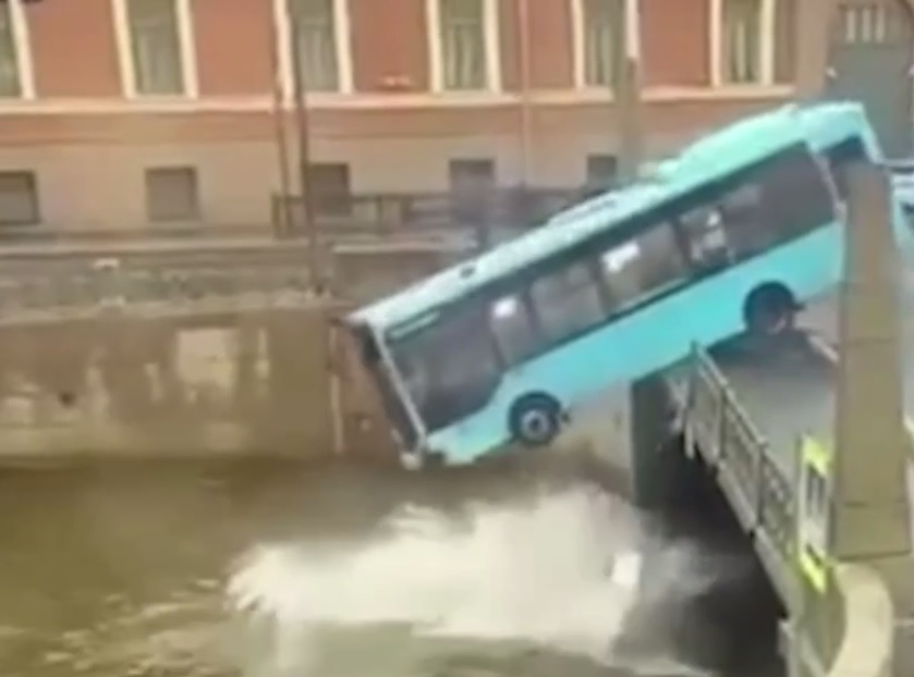 Упавший автобус в реку мойка