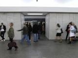 В метро Москвы пассажира сбило зеркалом поезда