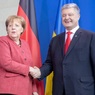Порошенко призвал Меркель усилить санкции против России из-за "паспортных указов"