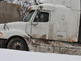 Десяток грузовиков из-за гололеда блокировали движение по МКАД на юге Москвы