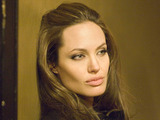 Анджелина Джоли снова курит "по-черному"