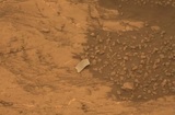 Обнаруженный Curiosity на Марсе «странный объект» оказался обычным камнем