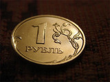 Курс рубля сбросил копейки по отношению к евро и доллару