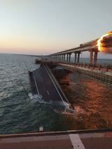 Крымский мост выведен из строя: на ЖД части горит состав, автомобильная обрушена