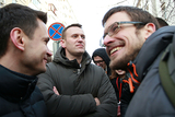 Навальному удалось простоять у здания суда около получаса