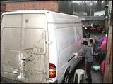 Австрийское МВД насчитало 70 тел нелегалов в фургоне грузовика
