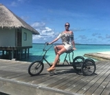 Волочкова во время отдыха на Мальдивах врезалась в пальму на велосипеде