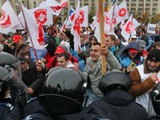Десятки тысяч протестующих требуют отставки правительства Румынии