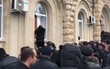 Протестующие в Абхазии выломали двери и ворвались в здание администрации президента