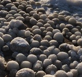 Ледяные шары на побережье озадачили жителей Финляндии