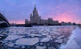 Пьяная женщина решила в центре столицы перейти Москву-реку