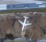 Самолёт застрявший на краю обрыва в Турции, попал на видео