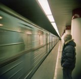 Упавшая на рельсы в метро Москвы женщина оказалась шизофреником