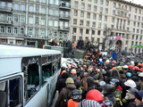 Беспорядки в Киеве: в милицию летят дымовые шашки и мандарины