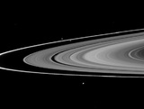 Исследователи объяснили формы и цвета спутников Сатурна