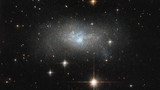 НАСА опубликовало изображение карликовой галактики с удивительно ярким центром