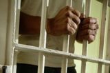 Суд арестовал двух уфимцев, спьяну избивших инспектора ДПС за "мигалку"
