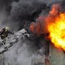 Очевидцы сняли на видео пожар, уничтоживший мебельную фабрику под Калугой