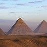 Египетские пирамиды приняли цвета флагов РФ, Франции и Ливана