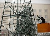 Во время демонтажа новогодней елки в подмосковной деревне погиб рабочий