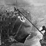 Facebook блокирует посты с фотографией со Знаменем Победы над Рейхстагом
