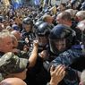 Спецназ защищает здание Верховной Рады в Киеве дубинками