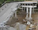 Мост рухнул под автомобилем на трассе Владивосток-Находка (ВИДЕО)