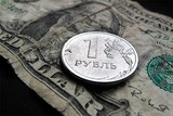 Торги на бирже открылись снижением курса рубля к доллару