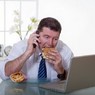 Офисные работники заедают стресс вредными продуктами