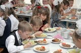 Эксперты рекомендуют увеличить время школьного обеда