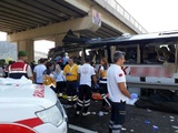 Пассажирский автобус врезался в опору моста в Турции, есть погибшие