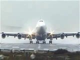 На взлете "Боинг-747" повел себя, как контуженная птица (ВИДЕО)