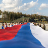 В Подмосковье гости из новых регионов и активисты развернули стометровый флаг РФ