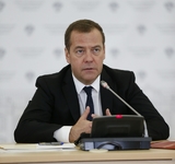 Медведев рассказал, почему российские танки остановились под Тбилиси