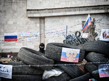 Донецкие активисты захватывают милицию, и раздают оружие